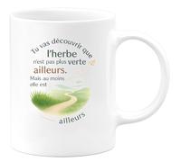 quotedazur - Mug Tu vas découvrir que l'herbe n'est pas plus verte ailleurs. Mais au moins elle est ailleurs - Tasse Cadeau Départ collègue - Blanc/Céramique