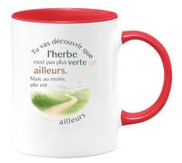 quotedazur - Mug Tu vas découvrir que l'herbe n'est pas plus verte ailleurs. Mais au moins elle est ailleurs - Tasse Cadeau Départ collègue - Rouge/Céramique