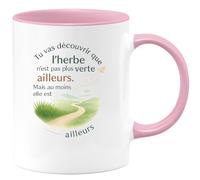 quotedazur - Mug Tu vas découvrir que l'herbe n'est pas plus verte ailleurs. Mais au moins elle est ailleurs - Tasse Cadeau Départ collègue - Rose/Céramique