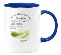 quotedazur - Mug Tu vas découvrir que l'herbe n'est pas plus verte ailleurs. Mais au moins elle est ailleurs - Tasse Cadeau Départ collègue - Bleu/Céramique