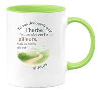 quotedazur - Mug Tu vas découvrir que l'herbe n'est pas plus verte ailleurs. Mais au moins elle est ailleurs - Tasse Cadeau Départ collègue - Vert/Céramique