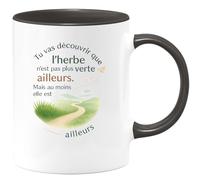 quotedazur - Mug Tu vas découvrir que l'herbe n'est pas plus verte ailleurs. Mais au moins elle est ailleurs - Tasse Cadeau Départ collègue - Noir/Céramique