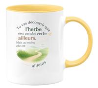 quotedazur - Mug Tu vas découvrir que l'herbe n'est pas plus verte ailleurs. Mais au moins elle est ailleurs - Tasse Cadeau Départ collègue - Jaune/Céramique
