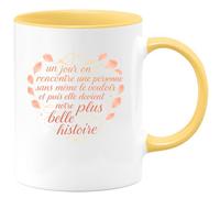 quotedazur - Mug un jour on rencontre une personne sans même le vouloir et puis elle devient notre plus belle histoire - Tasse Cadeau Saint-Valentin, Amour, Couple Femme - Jaune/Céramique