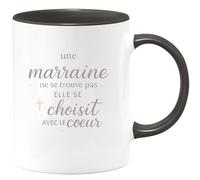 quotedazur - Mug une marraine ne se trouve pas elle se choisit avec le coeur - Tasse Cadeau Baptême Demande Future Marraine Femme - Noir/Céramique