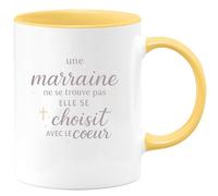 quotedazur - Mug une marraine ne se trouve pas elle se choisit avec le coeur - Tasse Cadeau Baptême Demande Future Marraine Femme - Jaune/Céramique