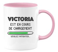 quotedazur - Mug Victoria Est En Cours De Chargement Veuillez Patienter - Rose/Céramique
