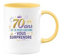 quotedazur - Mug70 ans et je peux encore vous surprendre - Tasse Cadeau 70 ans Femme - Jaune/Céramique