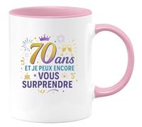 quotedazur - Mug70 ans et je peux encore vous surprendre - Tasse Cadeau 70 ans Femme - Rose/Céramique