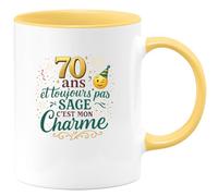 quotedazur - Mug70 ans et toujours pas sage, c'est mon charme - Tasse Cadeau 70 ans Femme - Jaune/Céramique