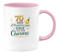 quotedazur - Mug70 ans et toujours pas sage, c'est mon charme - Tasse Cadeau 70 ans Femme - Rose/Céramique