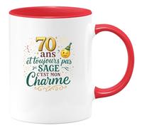 quotedazur - Mug70 ans et toujours pas sage, c'est mon charme - Tasse Cadeau 70 ans Femme - Rouge/Céramique