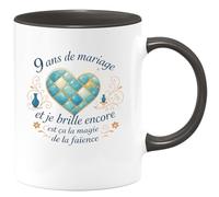 quotedazur - Mug9 ans de mariage et je brille encore, c'est ça la magie de la faïence - Tasse Cadeau Noces de Faïence Femme - Noir/Céramique