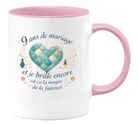 quotedazur - Mug9 ans de mariage et je brille encore, c'est ça la magie de la faïence - Tasse Cadeau Noces de Faïence Femme - Rose/Céramique