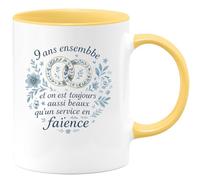 quotedazur - Mug9 ans ensemble et on est toujours aussi beaux qu'un service en faïence - Tasse Cadeau Noces de Faïence Femme - Jaune/Céramique