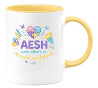 quotedazur - MugAESH spécialisée en miracles quotidiens - Tasse Cadeau AESH Femme - Jaune/Céramique