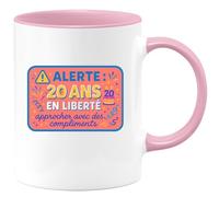quotedazur - MugAlerte : 20 ans en liberté, approcher avec des compliments - Tasse Cadeau 20 ans Femme - Rose/Céramique