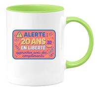 quotedazur - MugAlerte : 20 ans en liberté, approcher avec des compliments - Tasse Cadeau 20 ans Femme - Vert/Céramique