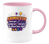 quotedazur - MugAnimateur : parce que quelqu'un doit gérer le chaos avec style - Tasse Cadeau Animateur Homme - Rose/Céramique