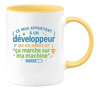 quotedazur - MugCe mug appartient à un développeur qui n'a jamais dit 'ça marche sur ma machine' - Tasse Cadeau Développeur informatique Homme - Jaune/Céramique
