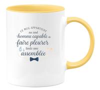quotedazur - MugCe mug appartient au seul homme capable de faire pleurer toute une assemblée - Tasse Cadeau Témoin de mariage Homme - Jaune/Céramique