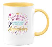 quotedazur - MugC'est dur d'être parfaite, heureusement je suis juste Animatrice - Tasse Cadeau Animatrice Femme - Jaune/Céramique