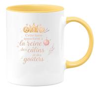 quotedazur - MugCette tasse appartient à la reine des câlins et des goûters - Tasse Cadeau Mamie Femme - Jaune/Céramique