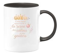 quotedazur - MugCette tasse appartient à la reine des câlins et des goûters - Tasse Cadeau Mamie Femme - Noir/Céramique