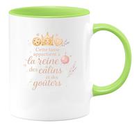 quotedazur - MugCette tasse appartient à la reine des câlins et des goûters - Tasse Cadeau Mamie Femme - Vert/Céramique