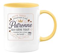 quotedazur - MugCette tasse appartient à une Patronne qui gère tout (même les crises du lundi) - Tasse Cadeau Patronne Femme - Jaune/Céramique