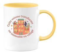 quotedazur - MugCette voisine transforme un immeuble en village - Tasse Cadeau Voisine Femme - Jaune/Céramique