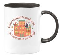 quotedazur - MugCette voisine transforme un immeuble en village - Tasse Cadeau Voisine Femme - Noir/Céramique