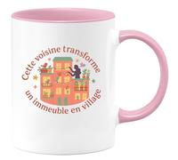 quotedazur - MugCette voisine transforme un immeuble en village - Tasse Cadeau Voisine Femme - Rose/Céramique