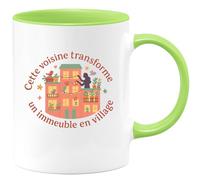 quotedazur - MugCette voisine transforme un immeuble en village - Tasse Cadeau Voisine Femme - Vert/Céramique