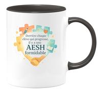 quotedazur - MugDerrière chaque élève qui progresse, il y a une AESH formidable - Tasse Cadeau AESH Femme - Noir/Céramique