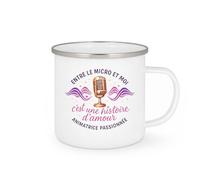 quotedazur - MugEntre le micro et moi, c'est une histoire d'amour - Animatrice passionnée - Tasse Cadeau Animatrice Femme - Blanc/Emaillé