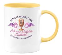 quotedazur - MugEntre le micro et moi, c'est une histoire d'amour - Animatrice passionnée - Tasse Cadeau Animatrice Femme - Jaune/Céramique
