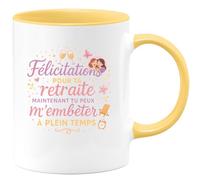 quotedazur - MugFélicitations pour ta retraite, maintenant tu peux m'embêter à plein temps - Tasse Cadeau Soeur Femme - Jaune/Céramique