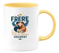 quotedazur - MugFrère : le seul titre qui compte vraiment - Tasse Cadeau Frère Homme - Jaune/Céramique