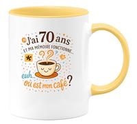 quotedazur - MugJ'ai 70 ans et ma mémoire fonctionne... euh... où est mon café ? - Tasse Cadeau 70 ans Femme - Jaune/Céramique