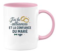 quotedazur - MugJ'ai les alliances ET la confiance du marié - Tasse Cadeau Témoin de mariage Homme - Rose/Céramique