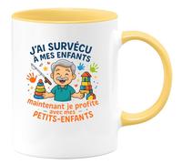 quotedazur - MugJ'ai survécu à mes enfants, maintenant je profite avec mes petits-enfants - Tasse Cadeau Papy Homme - Jaune/Céramique