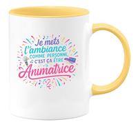 quotedazur - MugJe mets l'ambiance comme personne, c'est ça être Animatrice - Tasse Cadeau Animatrice Femme - Jaune/Céramique