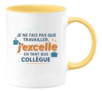 quotedazur - MugJe ne fais pas que travailler, j'excelle en tant que collègue - Tasse Cadeau Collègue Homme - Jaune/Céramique