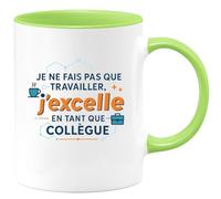 quotedazur - MugJe ne fais pas que travailler, j'excelle en tant que collègue - Tasse Cadeau Collègue Homme - Vert/Céramique
