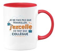 quotedazur - MugJe ne fais pas que travailler, j'excelle en tant que collègue - Tasse Cadeau Collègue Homme - Rouge/Céramique