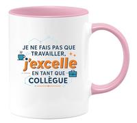 quotedazur - MugJe ne fais pas que travailler, j'excelle en tant que collègue - Tasse Cadeau Collègue Homme - Rose/Céramique