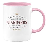quotedazur - Mugje ne suis pas difficile, j'ai juste des standards que personne n'atteint - Tasse Cadeau Humour Femme - Rose/Céramique