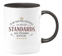 quotedazur - Mugje ne suis pas difficile, j'ai juste des standards que personne n'atteint - Tasse Cadeau Humour Femme - Noir/Céramique