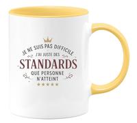 quotedazur - Mugje ne suis pas difficile, j'ai juste des standards que personne n'atteint - Tasse Cadeau Humour Femme - Jaune/Céramique
